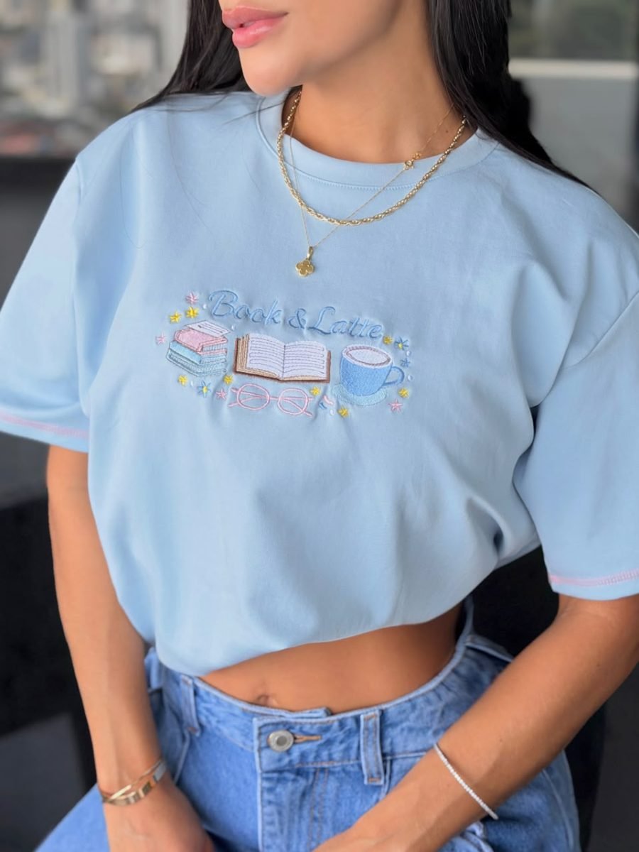 Camiseta Oversized book (celeste) - EMA COLOMBIA